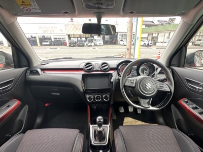 スイフトスポーツ(スズキ)登録済未使用車 後席から見た前席