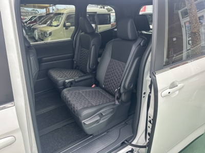 ヴォクシー(トヨタ)登録済未使用車 後席内装