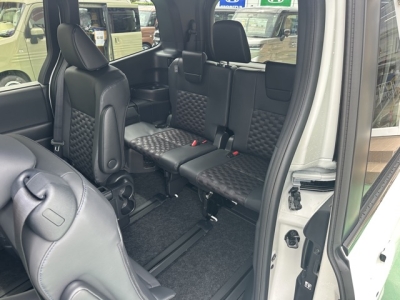 ヴォクシー(トヨタ)登録済未使用車 後席から見た前席