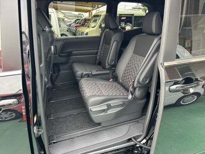 ヴォクシー(トヨタ)登録済未使用車 後席内装