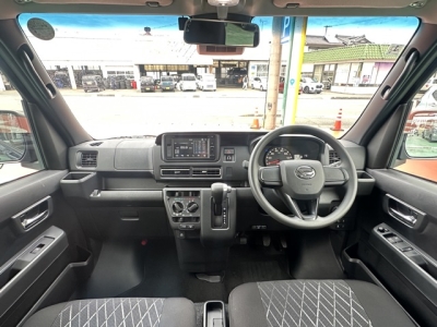 アトレー(ダイハツ)中古車 後席から見た前席