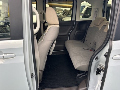 N-BOX(ホンダ)中古車 後席内装