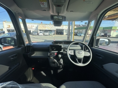 タント(ダイハツ)届出済未使用車 後席から見た前席