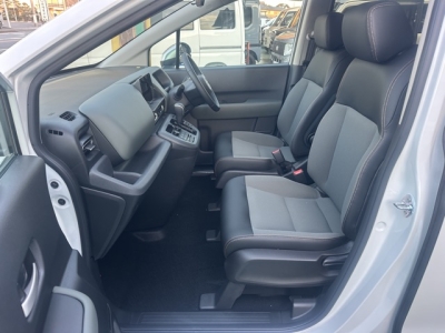 新型フリード(ホンダ)登録済未使用車 前席内装