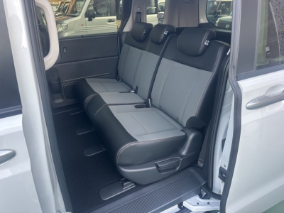 新型フリード(ホンダ)登録済未使用車 後席内装