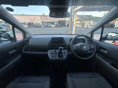 新型フリード(ホンダ)登録済未使用車 後席から見た前席
