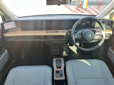 HONDA e(ホンダ)中古車 後席から見た前席