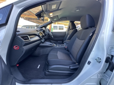 リーフ(ニッサン)中古車 前席内装