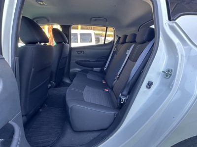 リーフ(ニッサン)中古車 後席内装