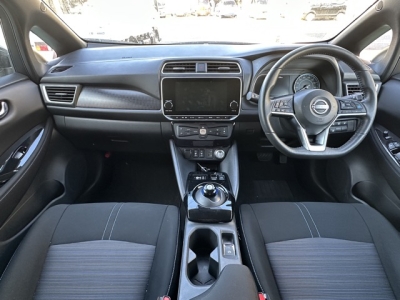 リーフ(ニッサン)中古車 後席から見た前席