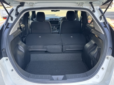 リーフ(ニッサン)中古車 内外装写真他１