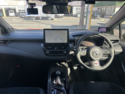 GRカローラ(トヨタ)中古車 後席から見た前席