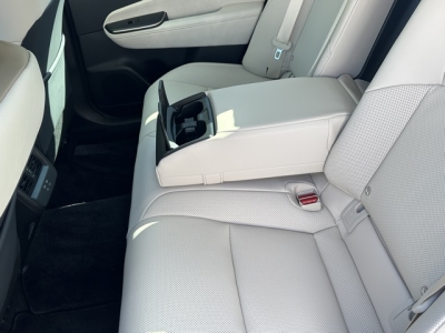 クラウンクロスオーバー(トヨタ)中古車 後席から見た前席