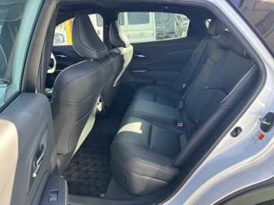 クラウンクロスオーバー(トヨタ)ディーラ-試乗車 後席内装