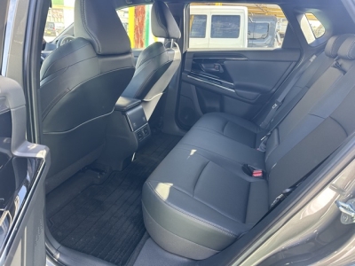 bZ4X(トヨタ)中古車 後席から見た前席