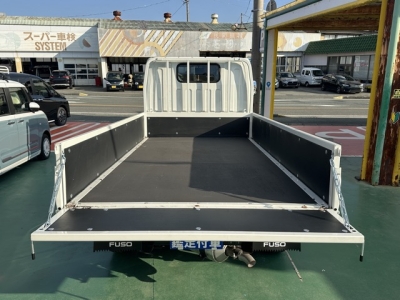 キャンター(三菱)登録済未使用車 内外装写真他２