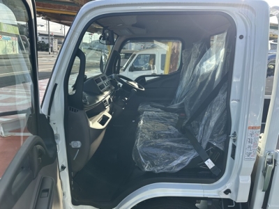 キャンター(三菱)登録済未使用車 前席内装