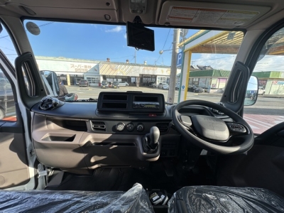 キャンター(三菱)登録済未使用車 後席内装