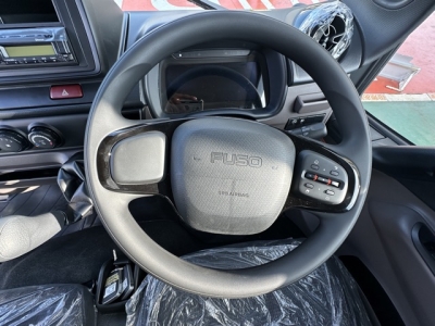 キャンター(三菱)登録済未使用車 後席から見た前席