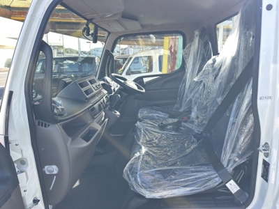 キャンター(三菱)登録済未使用車 前席内装
