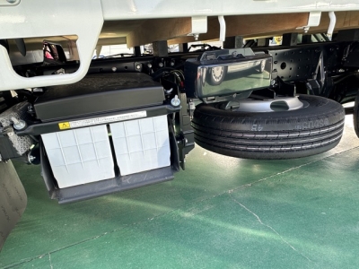 キャンター(三菱)登録済未使用車 後席から見た前席