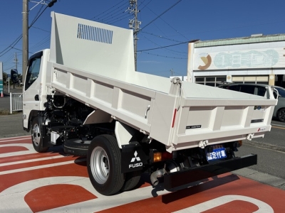 キャンター(三菱)登録済未使用車 後方