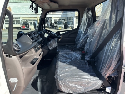 キャンター(三菱)登録済未使用車 前席内装