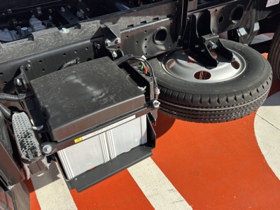 キャンター(三菱)登録済未使用車 後席から見た前席