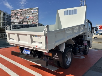 キャンター(三菱)登録済未使用車 内外装写真他１