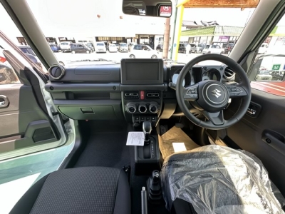 ジムニー(スズキ)新車見本展示無 後席から見た前席