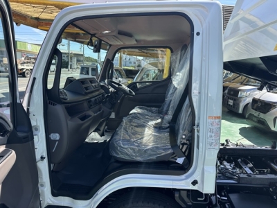 キャンター(三菱)レンタ登録済未使用車 前席内装