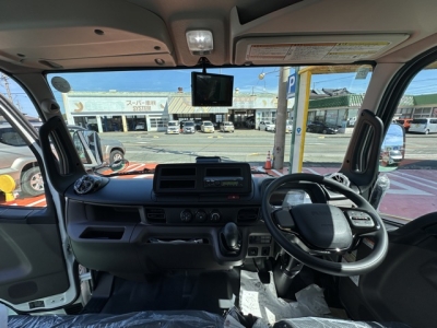 キャンター(三菱)レンタ登録済未使用車 後席内装