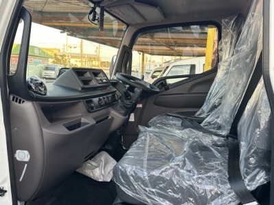 キャンター(三菱)登録済未使用車 後方