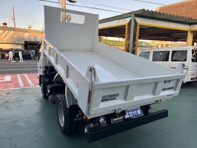 キャンター(三菱)登録済未使用車 前席内装