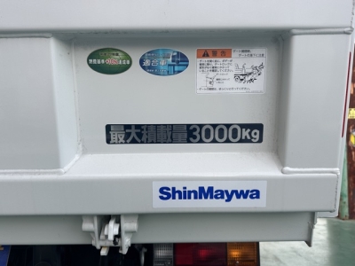 キャンター(三菱)登録済未使用車 後席から見た前席