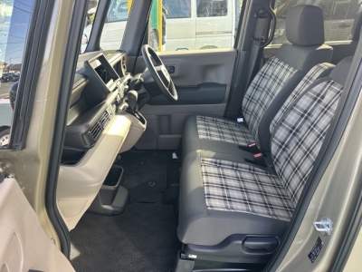 N-BOX(ホンダ)中古車 後席内装