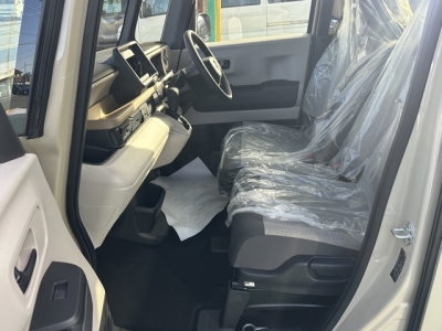 新型N-BOX(ホンダ)届出済未使用車 前席内装