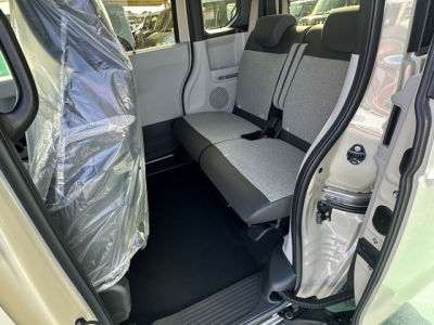新型N-BOX(ホンダ)届出済未使用車 後席内装