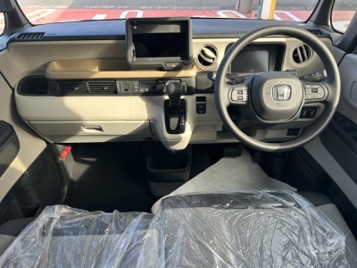 新型N-BOX(ホンダ)届出済未使用車 後席から見た前席