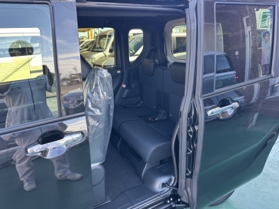 タントカスタム(ダイハツ)届出済未使用車 後席内装