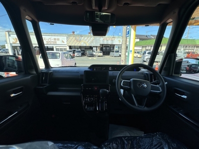 タントカスタム(ダイハツ)届出済未使用車 後席から見た前席