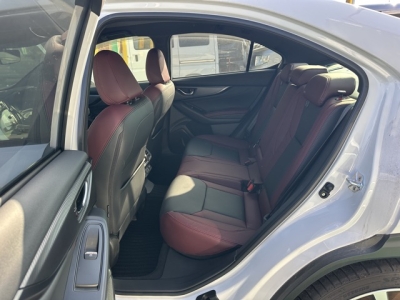 WRX S4(スバル)中古車 後席内装