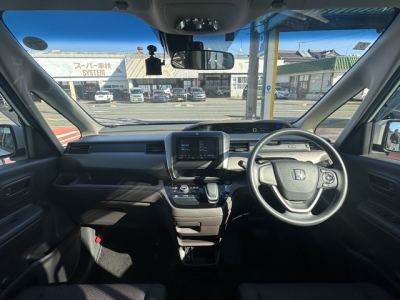 フリード+(ホンダ)中古車 後席から見た前席