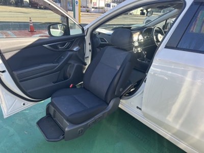 インプレッサスポーツ(スバル)中古車 後席から見た前席