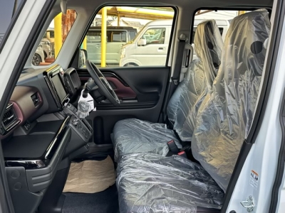 新型スペーシアカスタム(スズキ)届出済未使用車 前席内装