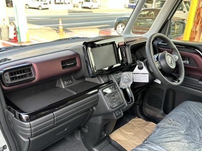 新型スペーシアカスタム(スズキ)届出済未使用車 後席内装