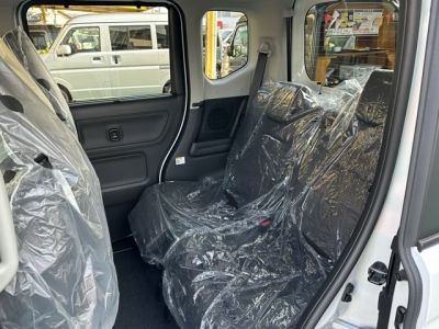 新型スペーシアカスタム(スズキ)届出済未使用車 後席から見た前席