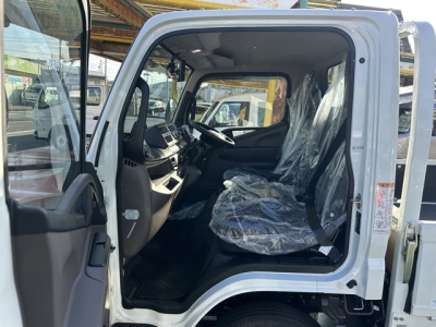 キャンター(三菱)登録済未使用車 前席内装