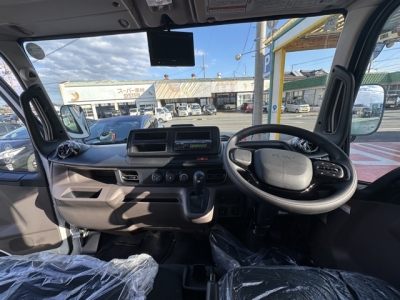 キャンター(三菱)登録済未使用車 後席内装