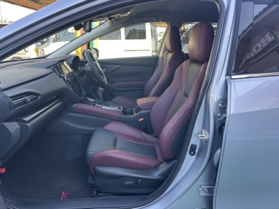 レヴォーグ(スバル)中古車 前席内装
